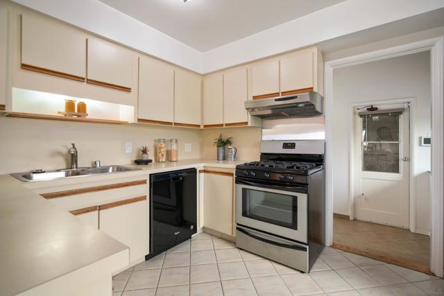 3537 Addison St, San Diego CA: https://media.crmls.org/mediaz/89227a63-0b7d-4213-8607-3ebfe0432907.jpg