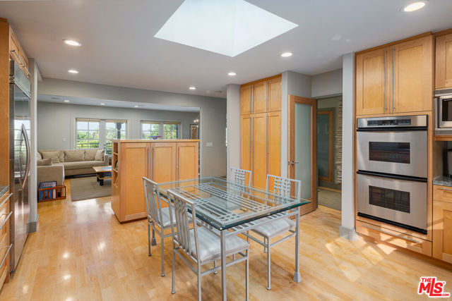 13477 Contour Drive, Sherman Oaks CA: https://media.crmls.org/mediaz/8922e20c-a942-4afd-ab8a-84d7d348346c.jpg