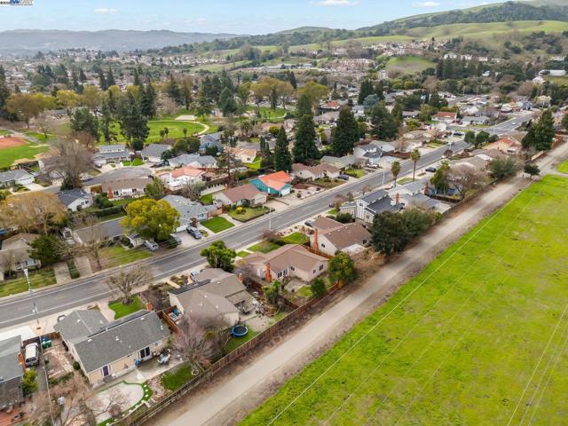 2935 Pine Valley Rd, San Ramon CA: https://media.crmls.org/mediaz/892396d1-9846-458c-8275-aafceee7d792.jpg
