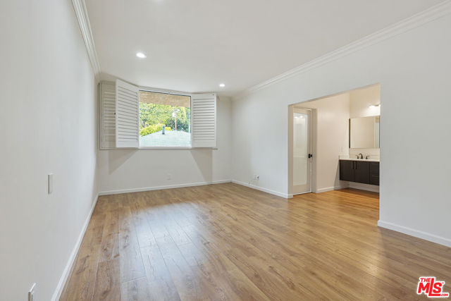 930 N Wetherly Drive, West Hollywood CA: https://media.crmls.org/mediaz/8924c7ba-0726-41ff-b5ae-f97f5aad2839.jpg