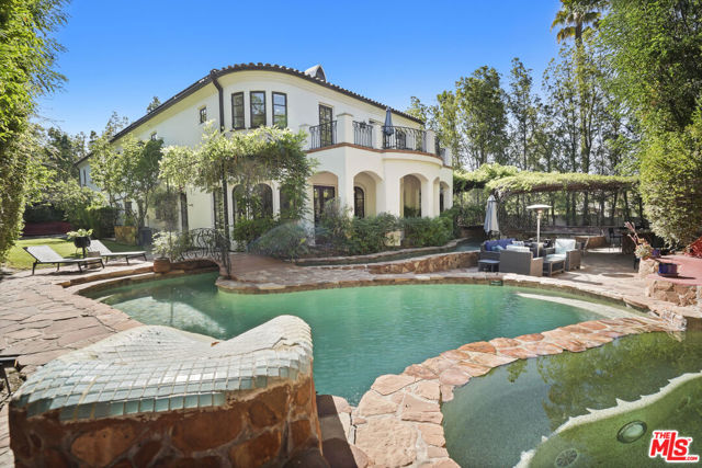 18414 Corazon Circle, Tarzana CA: https://media.crmls.org/mediaz/89256c06-877d-4d51-9657-039e4b86150c.jpg