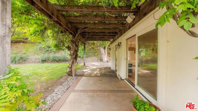 10900 Terryview Drive, Studio City CA: https://media.crmls.org/mediaz/89261079-1da5-43e9-bc98-01d0229668f6.jpg
