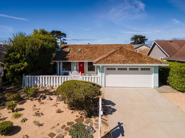 201 Bridgeport Drive, Half Moon Bay CA: https://media.crmls.org/mediaz/89263a28-e486-4b61-bcd2-d7cad3e114eb.jpg
