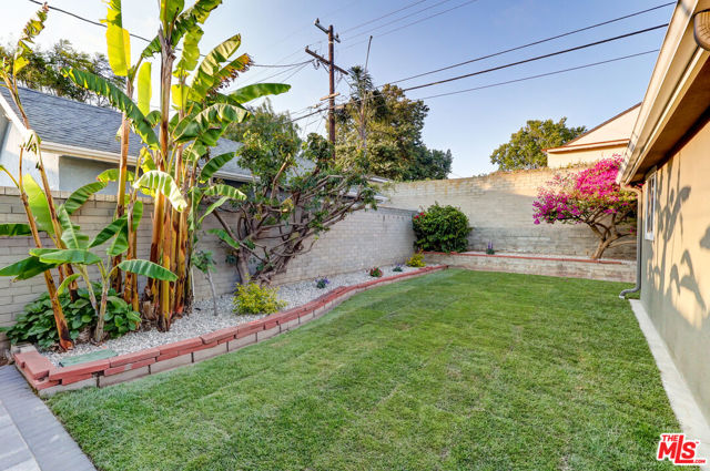 8500 Mcconnell Avenue, Los Angeles CA: https://media.crmls.org/mediaz/892682e6-4ef9-4c9a-ad98-8d1301ca0341.jpg