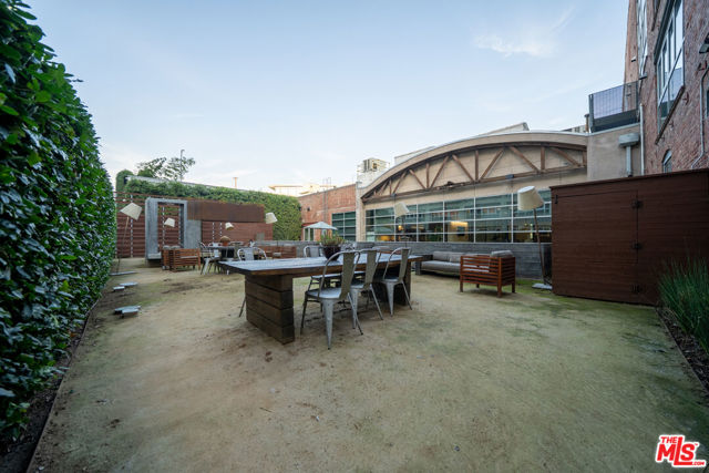 530 S Hewitt Street, Los Angeles CA: https://media.crmls.org/mediaz/8928c290-3b59-4bf5-a14e-68d1764e3bcf.jpg