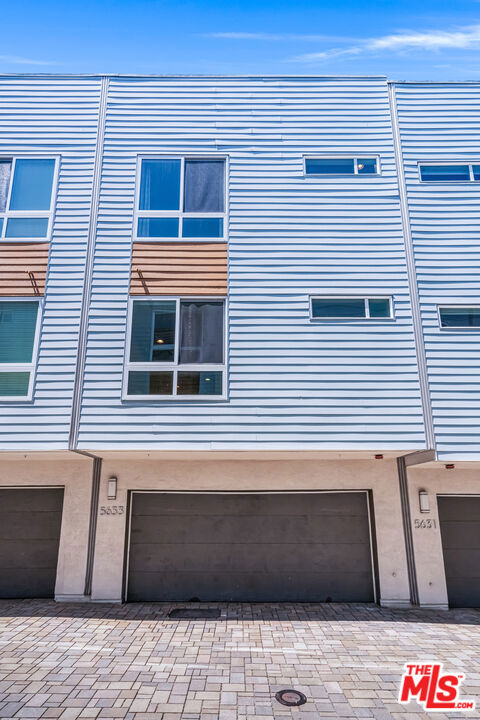 5633 Observation Lane, Los Angeles CA: https://media.crmls.org/mediaz/892918ef-5f6b-4df0-8770-854761ee1a2b.jpg