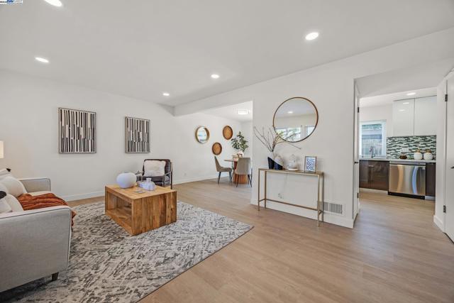 4672 Balboa Way, Fremont CA: https://media.crmls.org/mediaz/8929b207-6925-430b-a555-5b589d2e3a8e.jpg
