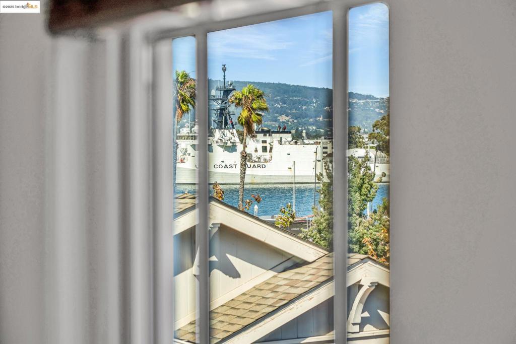 https://media.crmls.org/mediaz/892a70e0-1d9f-43bd-b948-4ac312f525df.jpg?preset=X-Large