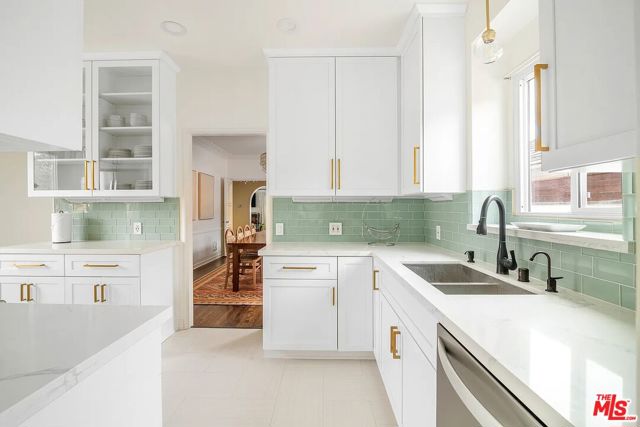 3691 Aureola Boulevard, View Park CA: https://media.crmls.org/mediaz/892ace53-be10-4dbd-8ef6-1dff3688bf7a.jpg
