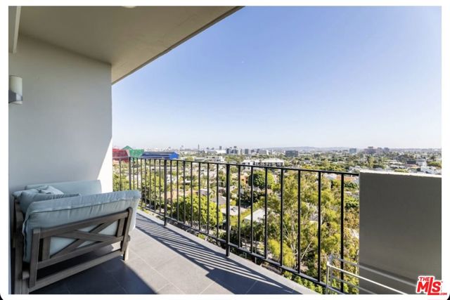 818 N Doheny Drive, West Hollywood CA: https://media.crmls.org/mediaz/892c1e13-ef4f-494c-905c-64fcca13a41c.jpg