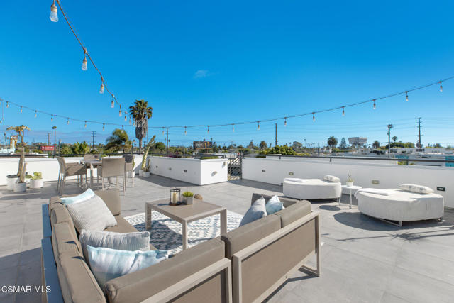 829 Flower Avenue, Venice CA: https://media.crmls.org/mediaz/892d61cb-1dd1-414b-bffc-5508a4293b36.jpg