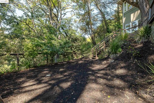6537 Aitken Dr, Oakland CA: https://media.crmls.org/mediaz/892de746-c4b5-4328-985d-9ebdd902a8f3.jpg