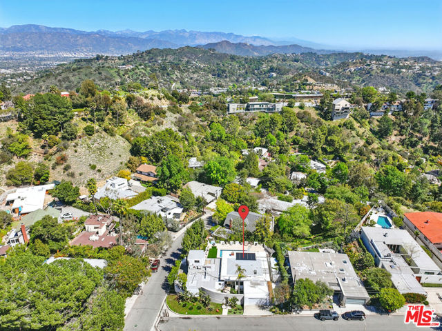 2442 Green View Place, Los Angeles CA: https://media.crmls.org/mediaz/892fb8d7-d993-43b5-be08-369714882567.jpg