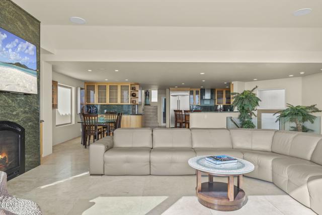 3629 Ocean Drive, Oxnard CA: https://media.crmls.org/mediaz/892ff4f2-235a-4a8f-950d-05aeda59c9ea.jpg