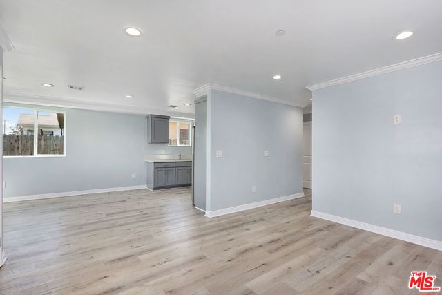 320 E 55th Street, Los Angeles CA: https://media.crmls.org/mediaz/89309c51-b25f-4d62-857d-86fbfca6e32a.jpg
