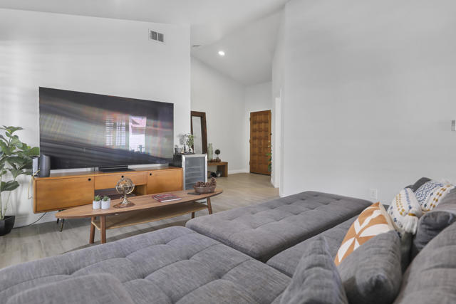 77576 Calle Las Brisas N, Palm Desert CA: https://media.crmls.org/mediaz/8930ba17-4096-4dbc-9be4-885929b2ab62.jpg