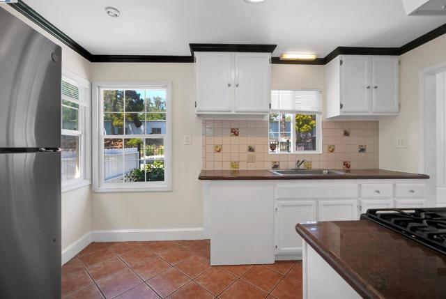 6133 Seminary Ave, Oakland CA: https://media.crmls.org/mediaz/8931290f-1acd-4b77-87f8-e2ad05395514.jpg