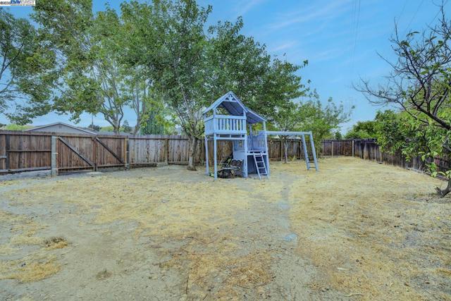 1618 Putnam St, Antioch CA: https://media.crmls.org/mediaz/893133ed-f39b-4e85-bc9c-e2a213b1f7a8.jpg