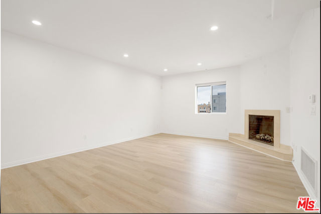 733 S Manhattan Place, Los Angeles CA: https://media.crmls.org/mediaz/8932218c-a32b-40fe-b9b1-943ec23ce0bc.jpg