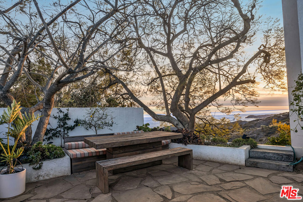https://media.crmls.org/mediaz/89326d26-ccd9-4996-b30e-1c3a0cef3244.jpg?preset=X-Large