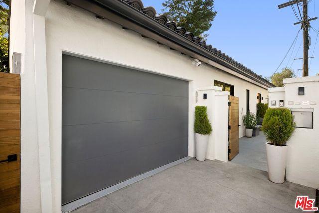 8583 Skyline Drive, Los Angeles CA: https://media.crmls.org/mediaz/89337322-98e0-4a6f-af34-cd5caa260268.jpg