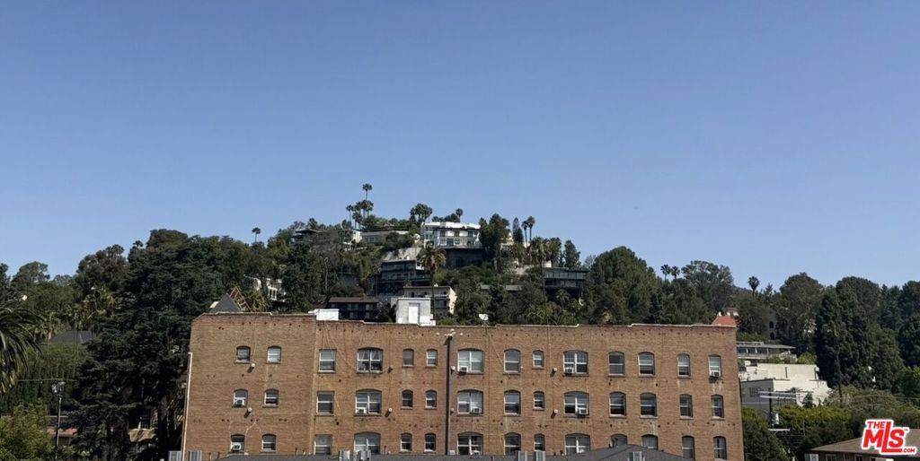 https://media.crmls.org/mediaz/8933779a-84d4-4d1e-bd0e-e2e3dc86ac19.jpg?preset=X-Large