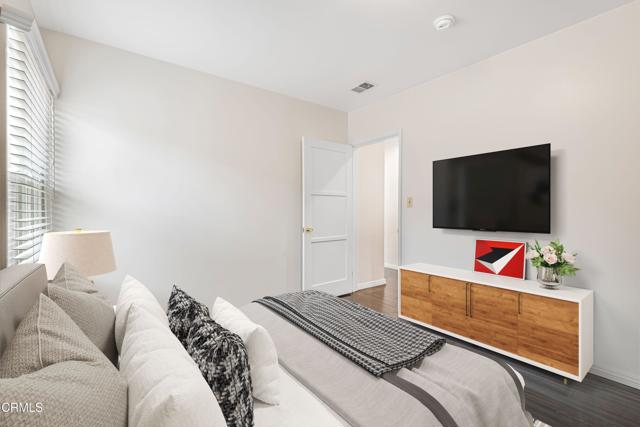 Detail Gallery Image 12 of 37 For 15233 Camarillo St, Sherman Oaks,  CA 91403 - 5 Beds | 4 Baths