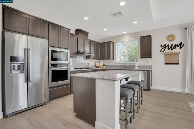 901 Goldfinch Cir, Vacaville CA: https://media.crmls.org/mediaz/8934cf25-eeee-41c7-9138-4c7d182df166.jpg
