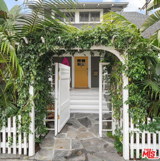 2704 3rd Street, Santa Monica CA: https://media.crmls.org/mediaz/8934ff80-8d0f-4fa6-a577-85c8a5a8f8e1.jpg