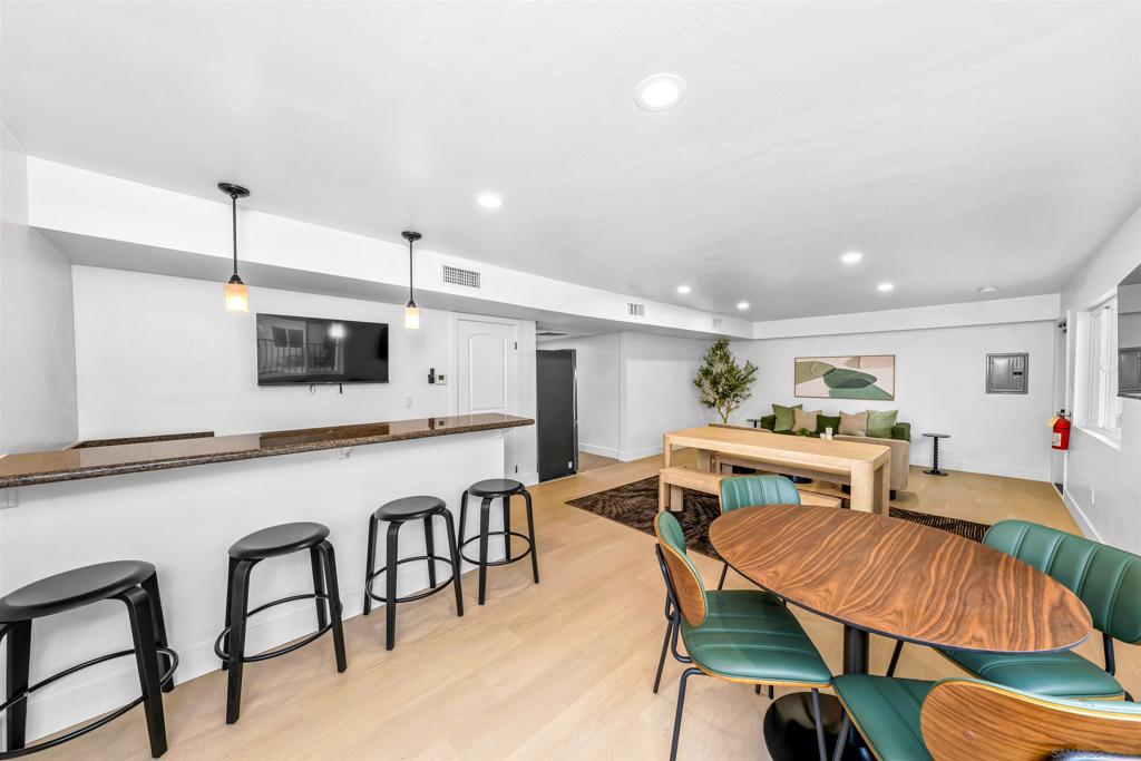 https://media.crmls.org/mediaz/89356a90-68cc-44fd-97f6-eddb569a87bb.jpg?preset=X-Large