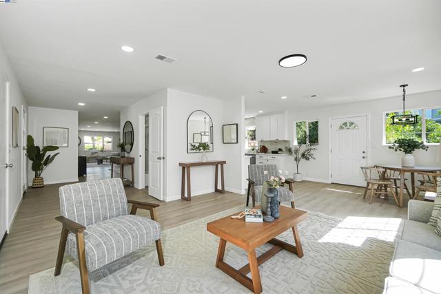 1662 Dorchester Pl, Concord CA: https://media.crmls.org/mediaz/8935cfab-4db7-4ae9-a653-dcdb2f82d982.jpg