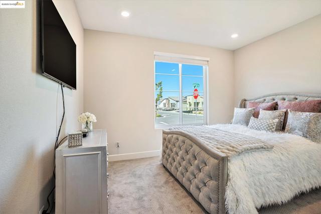 102 Coral St, Brentwood CA: https://media.crmls.org/mediaz/89366f34-4aa7-49d6-a71f-fabc6f729024.jpg