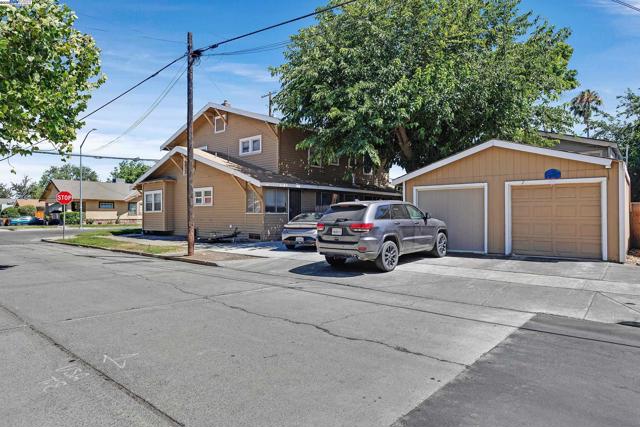 1241 Parker Ave, Tracy CA: https://media.crmls.org/mediaz/8936a4f9-06b1-4302-8c9a-38455047970d.jpg