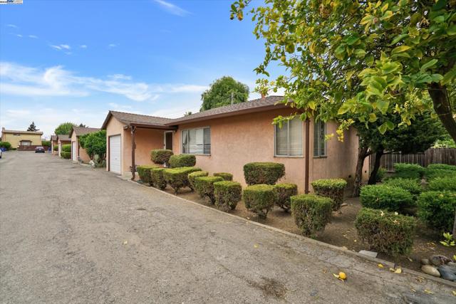 676 Berry Ave, Hayward CA: https://media.crmls.org/mediaz/8936c0d6-365e-4db1-ba29-798c27cd93ee.jpg