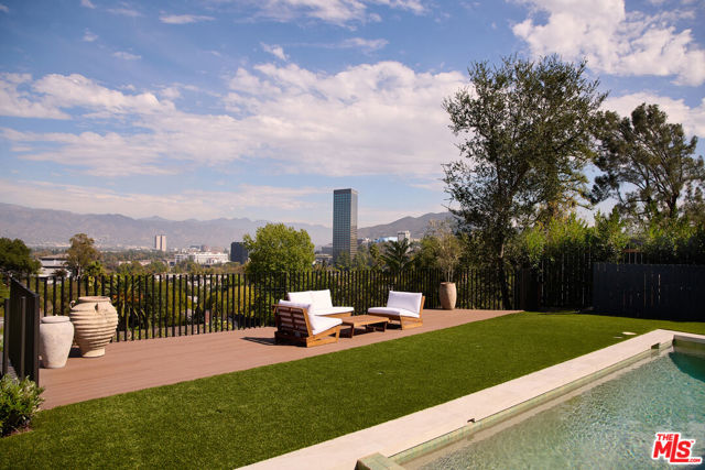 3620 Wrightwood Drive, Studio City CA: https://media.crmls.org/mediaz/8936e5e9-2055-47c7-b9a2-9234a00767d1.jpg