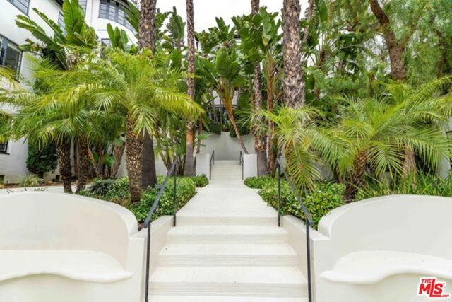 9233 1/2 Doheny Road, West Hollywood CA: https://media.crmls.org/mediaz/8937aa6a-1b62-4409-8ea9-5e20da016b9f.jpg