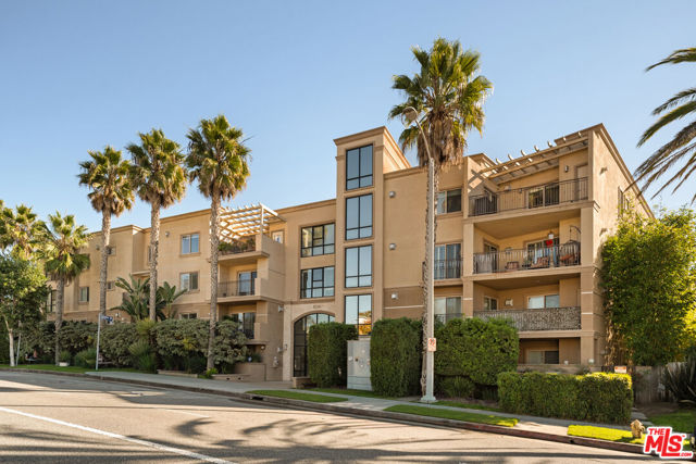 8238 W Manchester Avenue, Playa del Rey CA: https://media.crmls.org/mediaz/8939952f-e1dd-4e99-be27-2fc8673ec3f6.jpg
