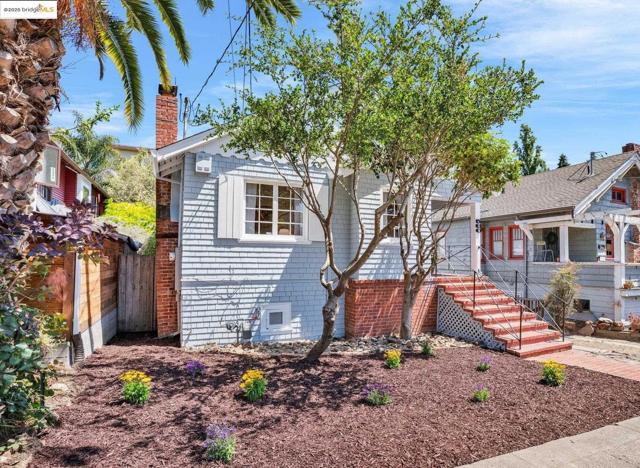 580 Chetwood St., Oakland CA: https://media.crmls.org/mediaz/89399585-25c3-421b-8a69-49bf69053b06.jpg