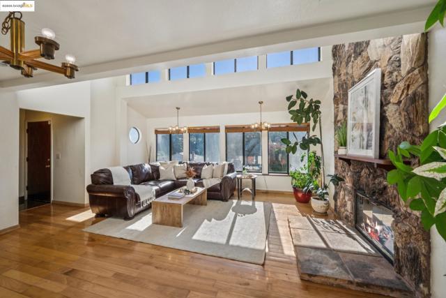 9090 Castlewood St, Oakland CA: https://media.crmls.org/mediaz/893a3590-1283-47a8-a878-dc8681f61a06.jpg