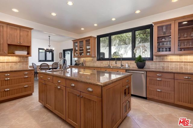 2420 Chislehurst Drive, Los Angeles CA: https://media.crmls.org/mediaz/893a58fc-12aa-44a4-871f-763d3fa3431e.jpg