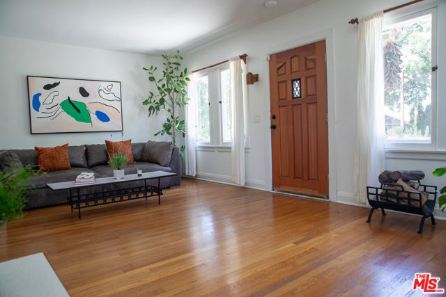 898 N Chester Avenue, Pasadena CA: https://media.crmls.org/mediaz/893b31d8-7e90-4715-be01-dee45edd174e.jpg