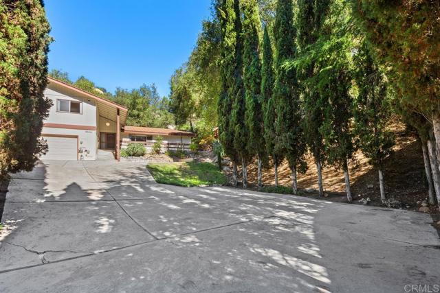 Detail Gallery Image 4 of 59 For 28444 Fallen Tree Ln, Escondido,  CA 92026 - 3 Beds | 2/1 Baths