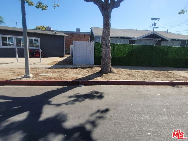 16508 S Menlo Avenue, Los Angeles CA: https://media.crmls.org/mediaz/893c7269-25c2-43b7-af2d-578d3ad224ba.jpg