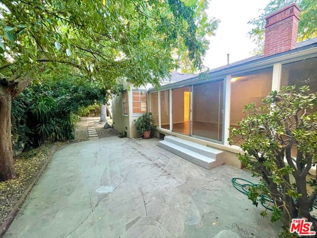 11410 Aqua Vista Street, Studio City CA: https://media.crmls.org/mediaz/893cd60b-b62c-47b8-b821-e95c1f462597.jpg