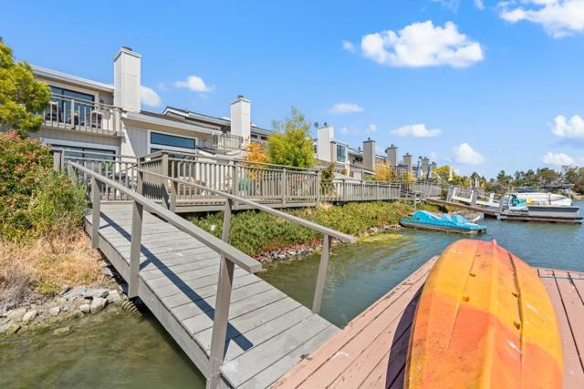 17 Spinnaker Place, Redwood City CA: https://media.crmls.org/mediaz/893d1392-5b52-485d-8918-0766e21358c9.jpg