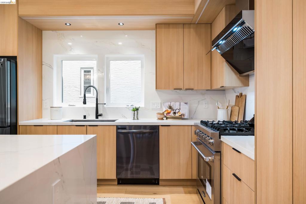 https://media.crmls.org/mediaz/893d3843-8417-4edb-b885-d9cc5705dafd.jpg?preset=X-Large