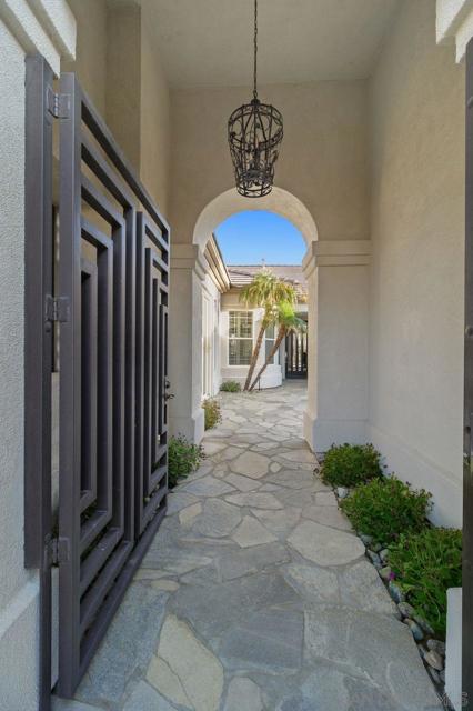 38 Calle Del Norte, Rancho Mirage CA: https://media.crmls.org/mediaz/893e1496-67db-4e35-85d4-0ce2bebb8baf.jpg