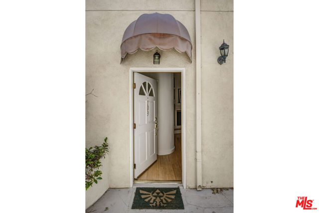 11536 Burbank Boulevard, North Hollywood CA: https://media.crmls.org/mediaz/893f7fee-81e5-4e63-85ff-c08878c45ce0.jpg