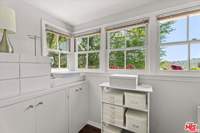 3314 Wonder View Drive, Los Angeles CA: https://media.crmls.org/mediaz/89405e6c-8690-497f-9271-20ebf16dfd6c.jpg