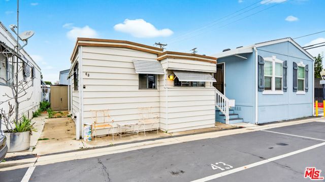 11250 Playa Street, Culver City CA: https://media.crmls.org/mediaz/8940aca8-1860-4c94-8354-834d78d52c48.jpg